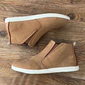 OluKai hawai’iloa manu hope. Women’s size 8.5 leather in tan